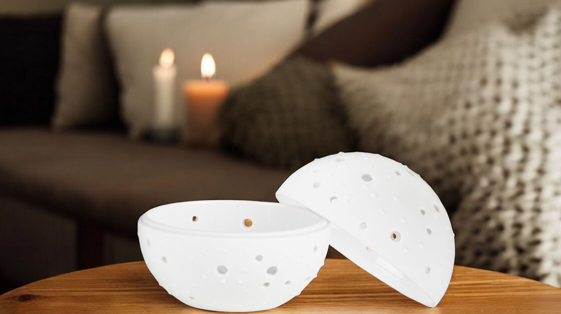 Weiße Living Wunderkugel mit Punktmuster, offen auf einem Holztisch, Dekoration für gemütliches Ambiente.