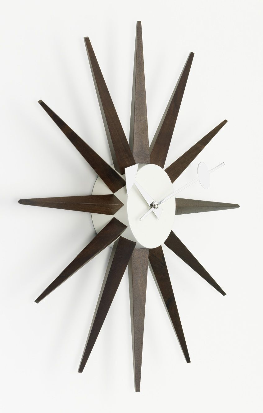 Sunburst Clock Wanduhr aus Nussbaum von Vitra: Design Wanduhr mit Holzstrahlen und weißem Zifferblatt.