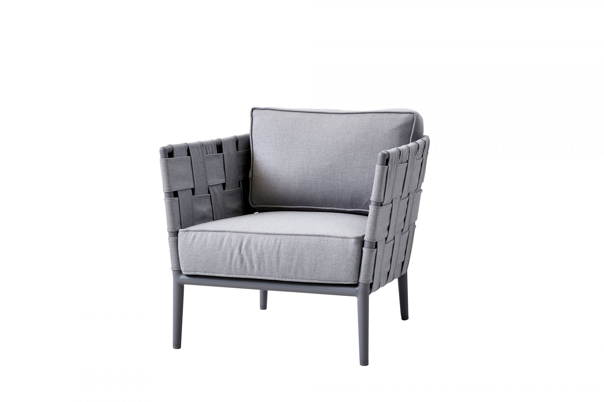 Hellgrauer Conic AirTouch Loungesessel von Cane-Line mit geflochtenen Armlehnen und bequemen Kissen. Outdoor Möbel.