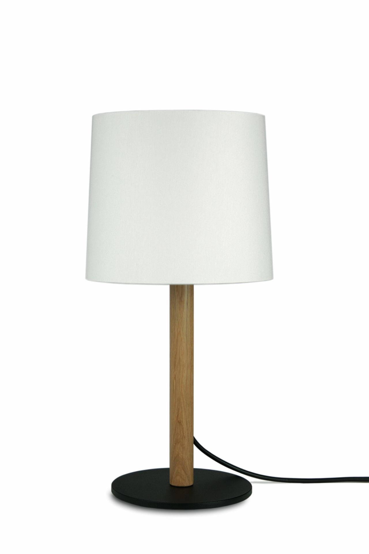 Miyu Tischleuchte: Elegante Lampe mit Eichenholz-Fuß und naturweißem Filz-Lampenschirm von Maigrau.