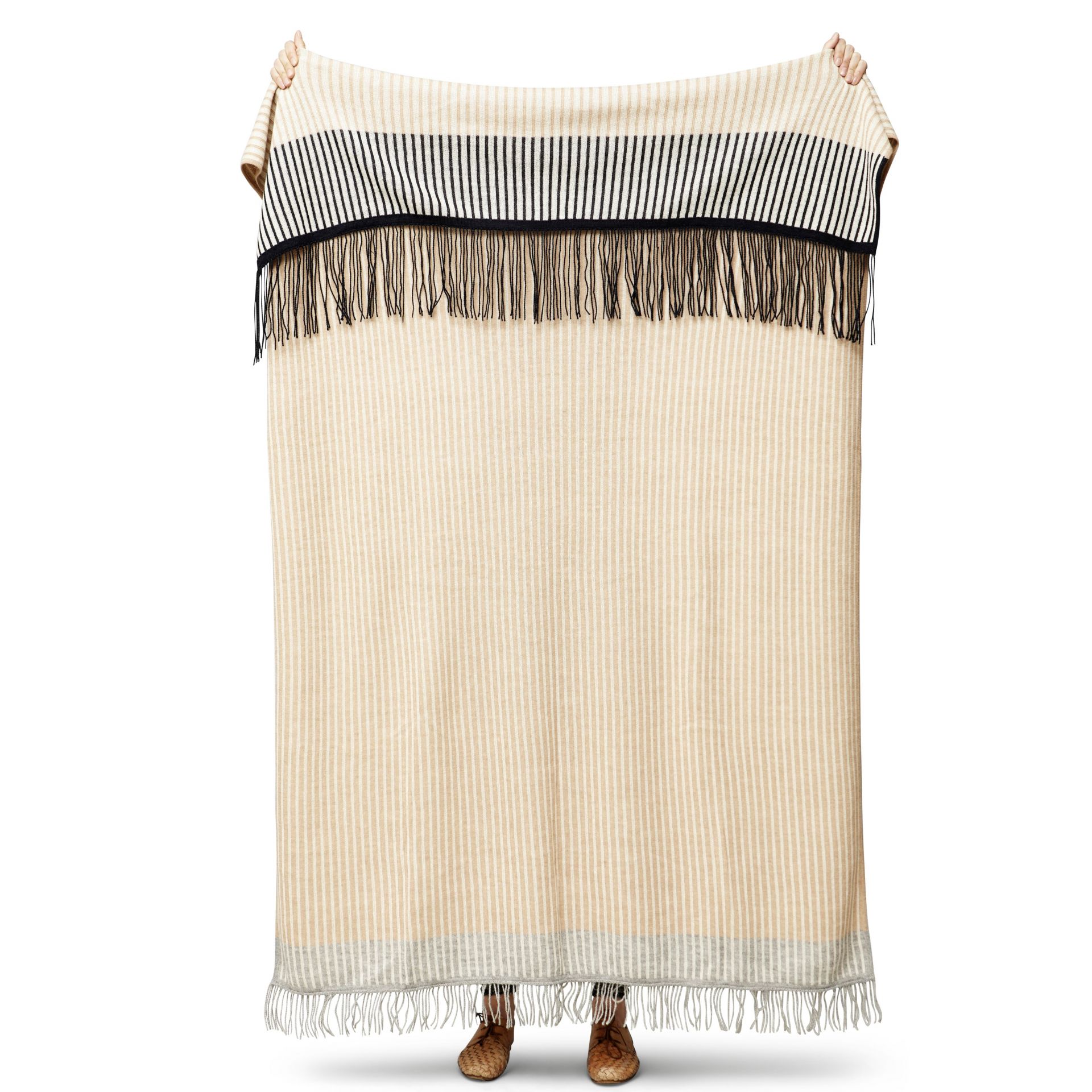 Aymara Decke: Beige Wolldecke mit Streifen und Fransen, hochwertige Wohndecke für gemütliche Stunden.