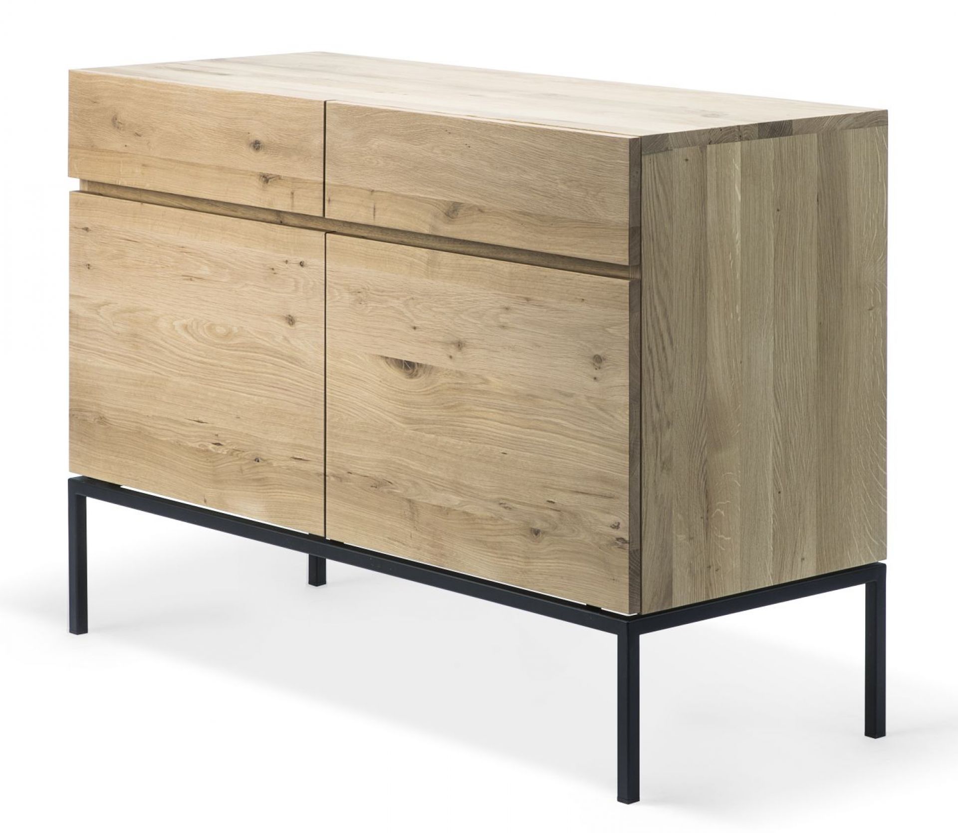 Ligna Anrichte: Moderne Eichenholz Kommode mit Schubladen und schwarzen Metallbeinen von Ethnicraft.