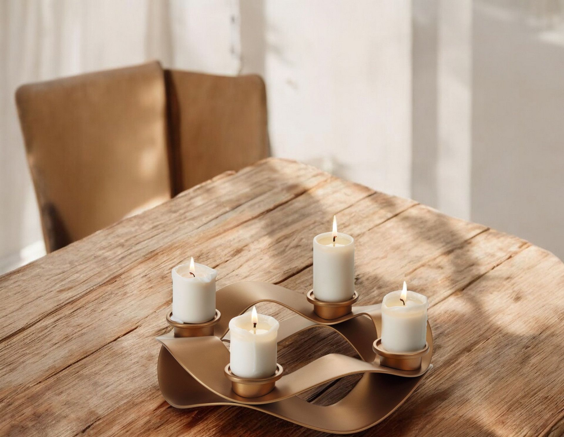 Girlanda Adventskranz von Philippi mit vier brennenden Kerzen auf einem Holztisch, festliche Adventsdekoration.