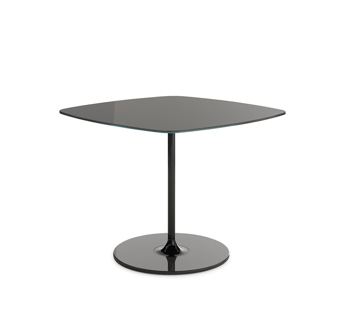 Schwarzer Thierry Tisch 4040 von Kartell, quadratische Tischplatte mit abgerundeten Ecken und zentralem Fuß.