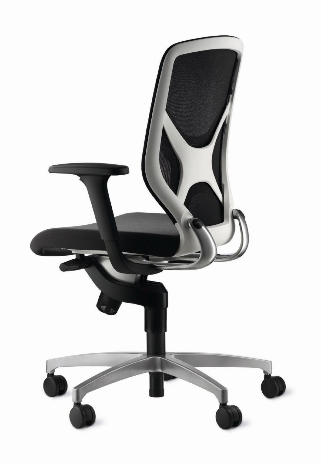 Wilkhahn IN Drehstuhl mit schwarzem Netzrücken, grauer Sitzfläche und silberfarbenem Fußkreuz. Ergonomischer Bürostuhl.