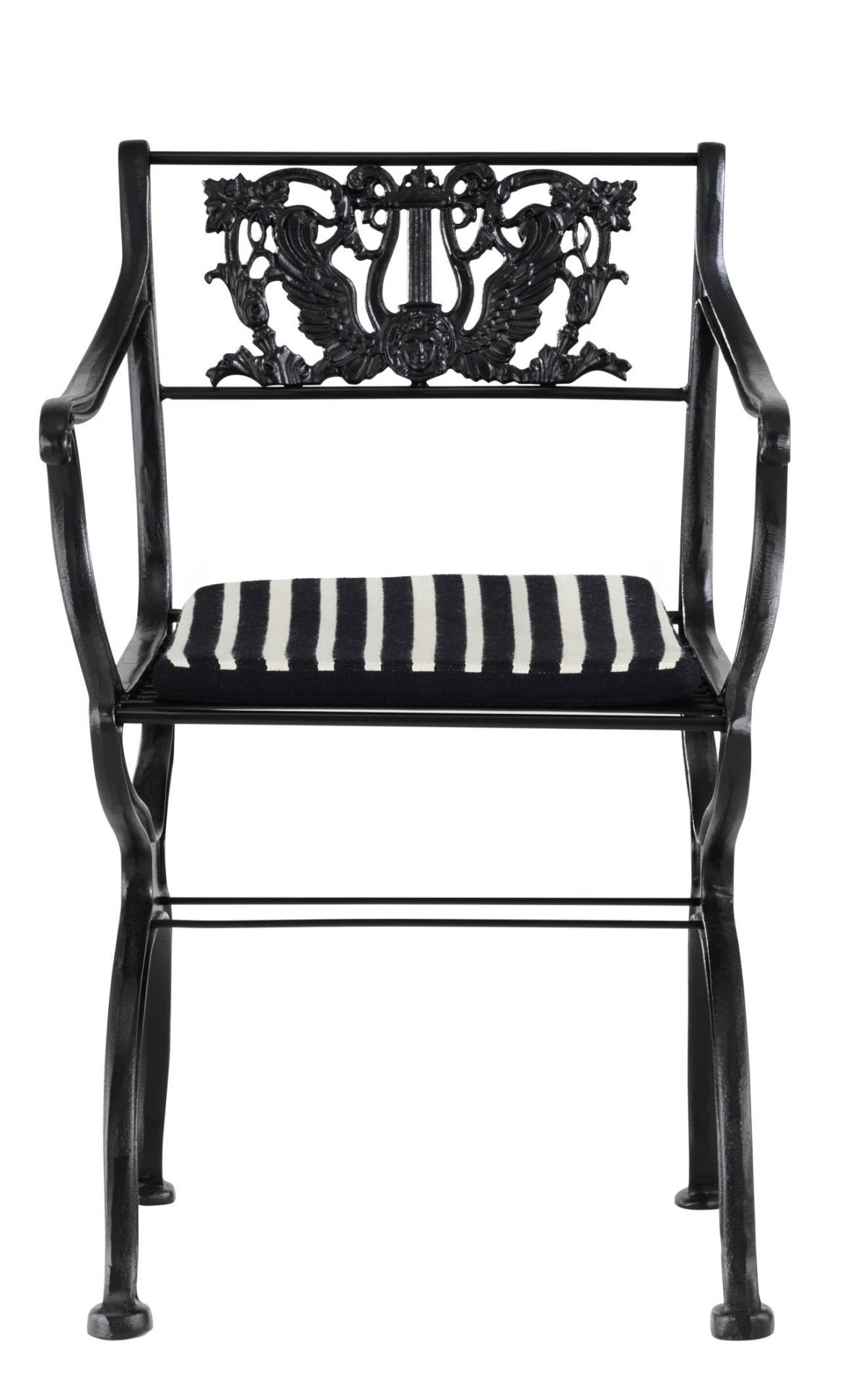 Schwarzer Tecta D60 Gartensessel mit Armlehnen und gestreiftem Sitzkissen, ideal für Garten und Terrasse.