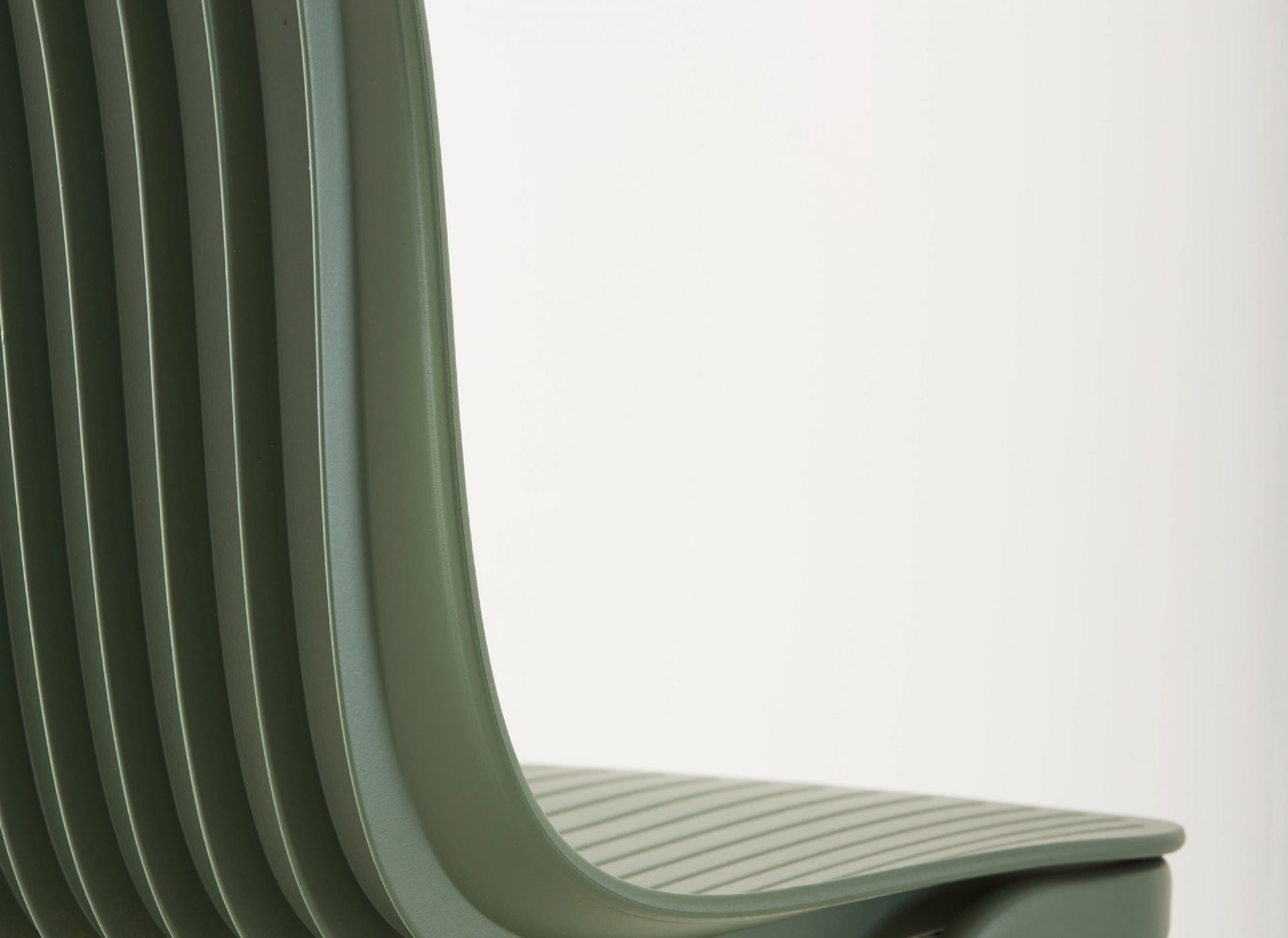 Detailaufnahme: Grüner Dragonfly Stuhl von Segis mit Kufengestell, ohne Armlehnen. Designstuhl für Büro und Wohnbereich.