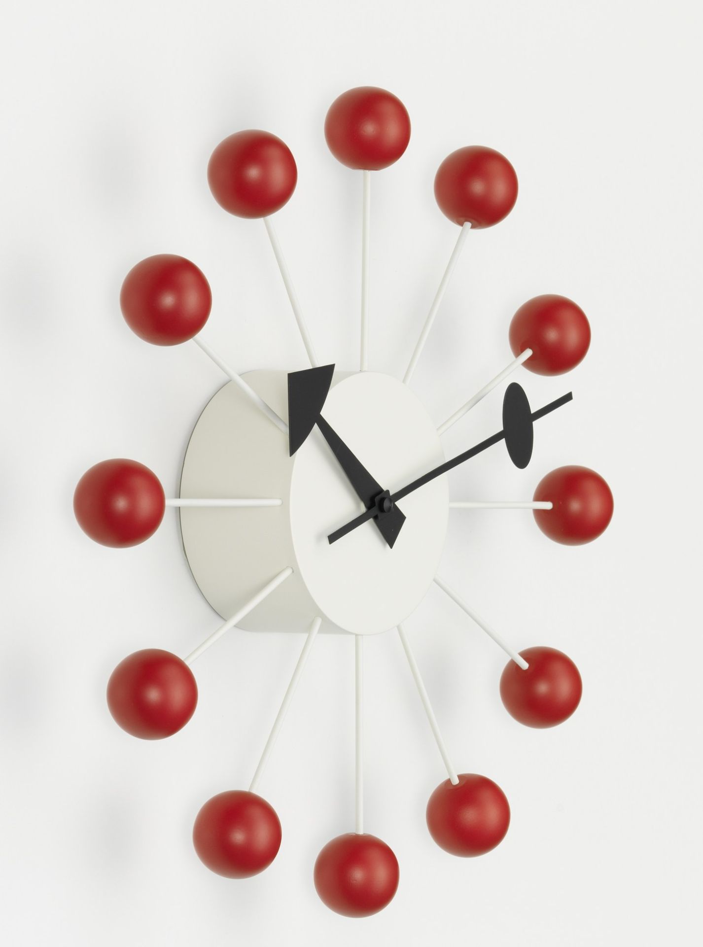 Nahaufnahme der roten Ball Clock Wanduhr von Vitra, ein Designklassiker für moderne Wohnräume.