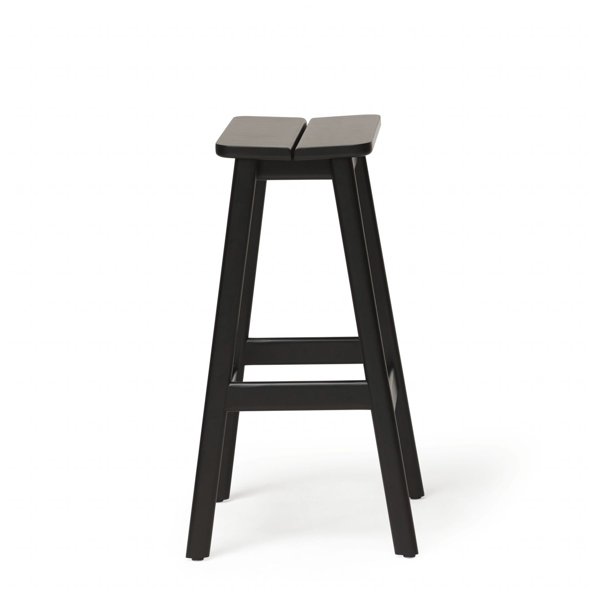 Angle Barhocker von Form & Refine, schwarz gebeizt, aus Holz, für Küche und Bar.