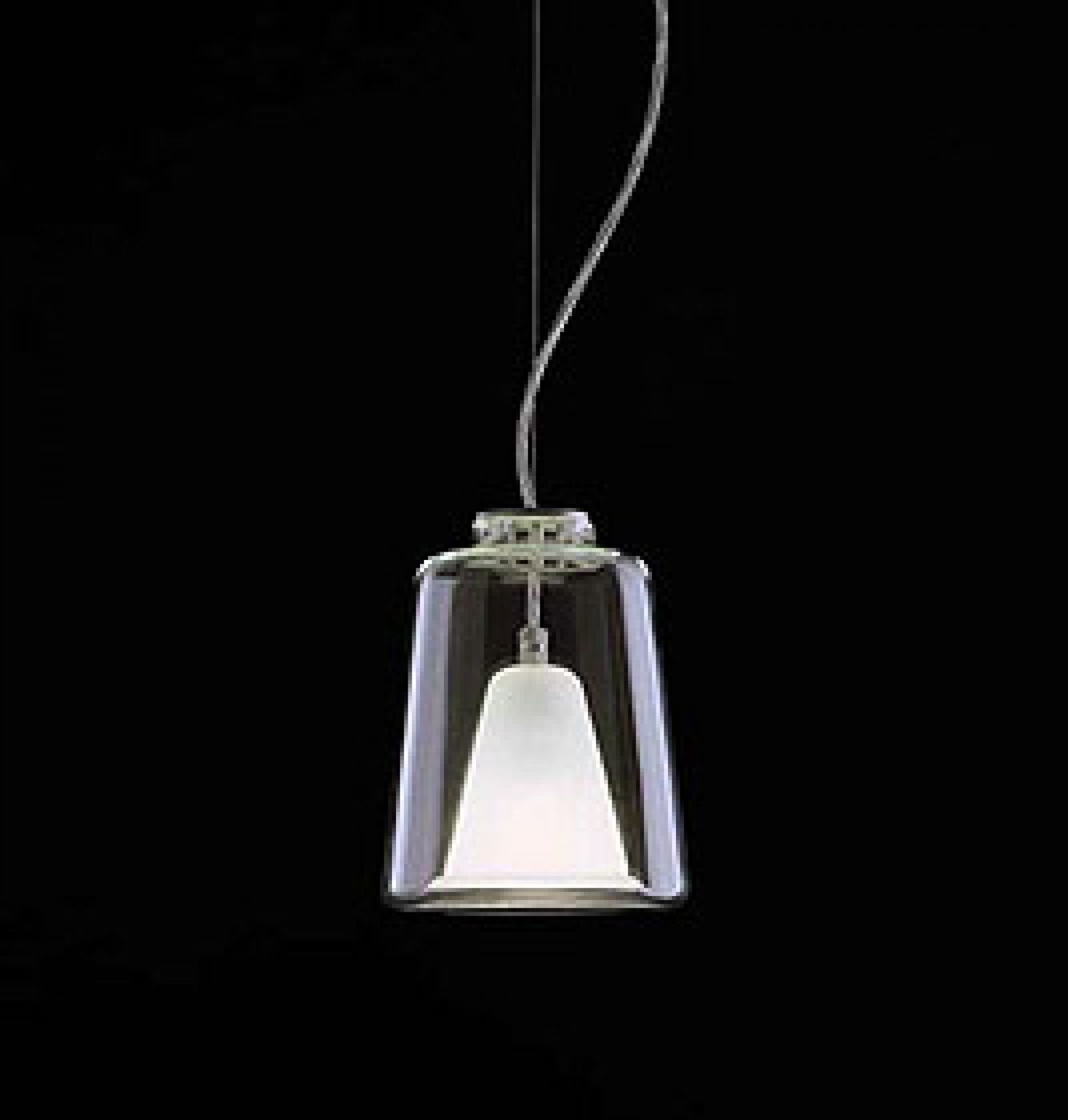 Elegante Oluce Hängeleuchte mit transparentem Glas und weißem Diffusor für stimmungsvolle Beleuchtung.