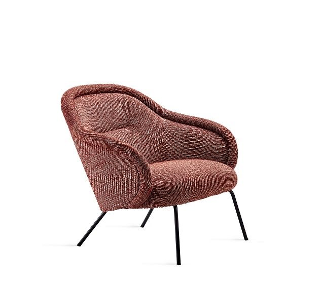 Ona Lounge Chair Low Sessel von Freifrau Manufaktur, roter Stoffbezug und schwarze Beine.