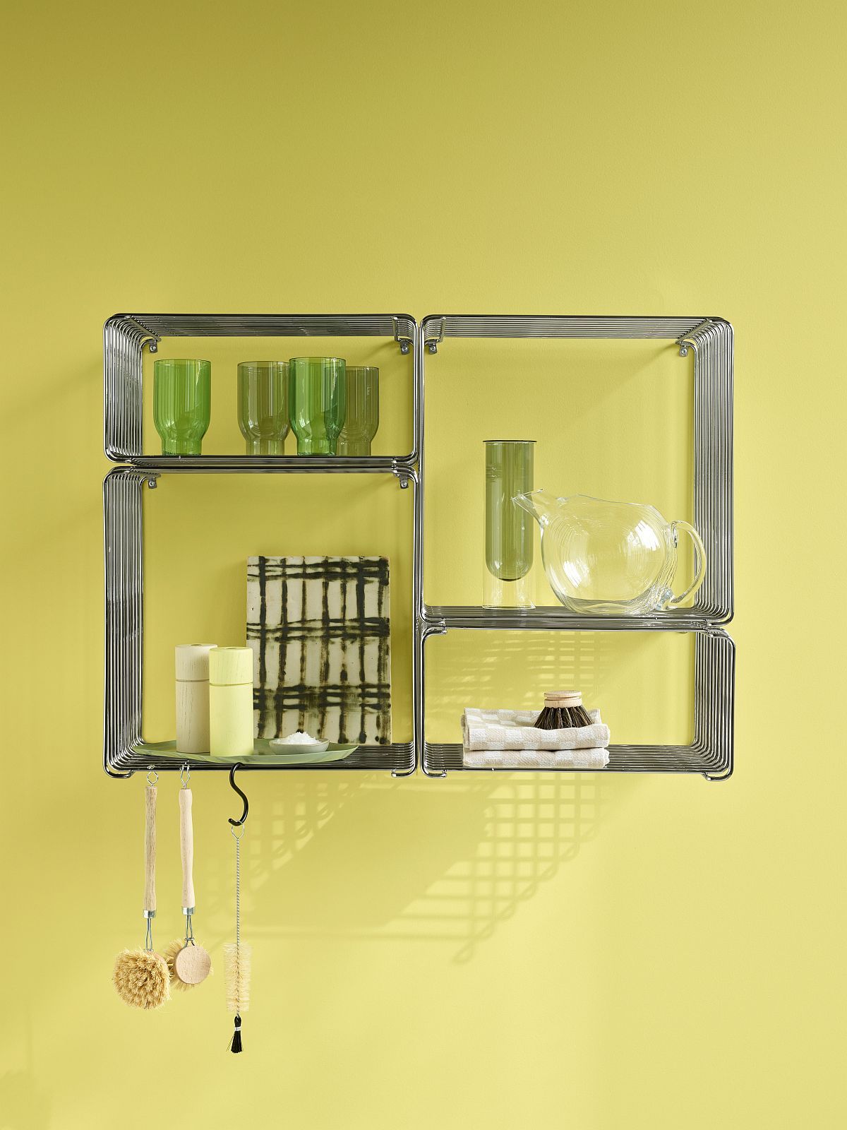 Panton Wire Regalsystem D35 von Montana, Chrom, mit Gläsern, Karaffe und Küchenutensilien dekoriert.