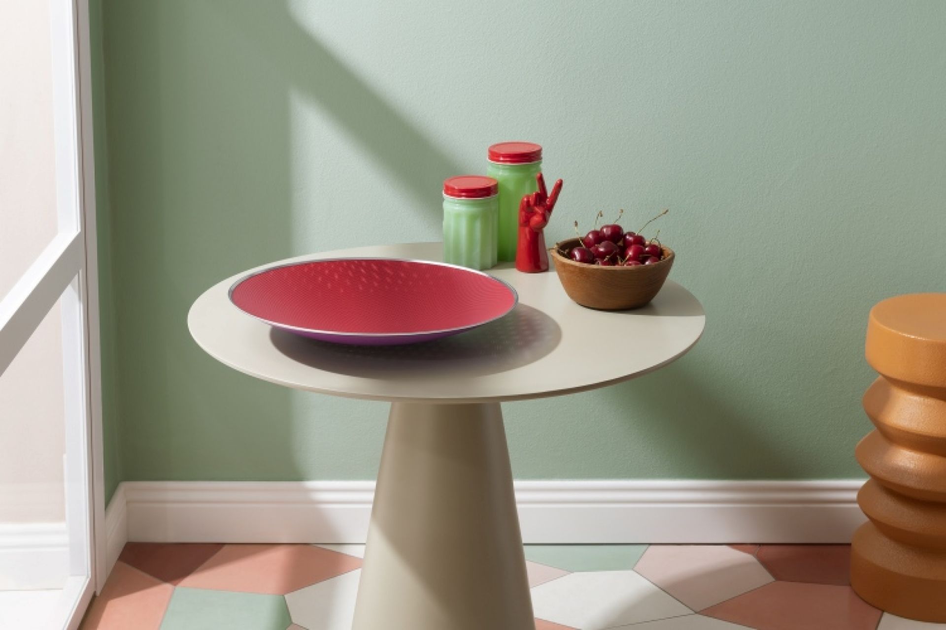 Alessi Cohncave Schale in Rot und Violett auf einem Tisch, dekorative Designschale.