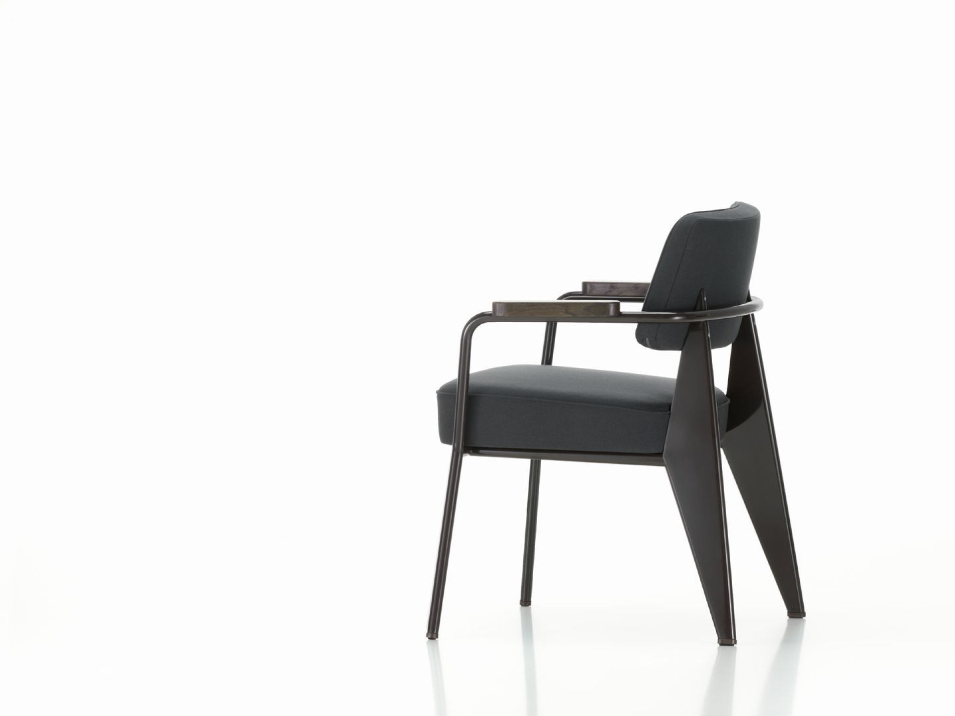 Vitra Fauteuil Direction Sessel, Ansicht von hinten, mit grauem Bezug und dunklem Holzgestell.