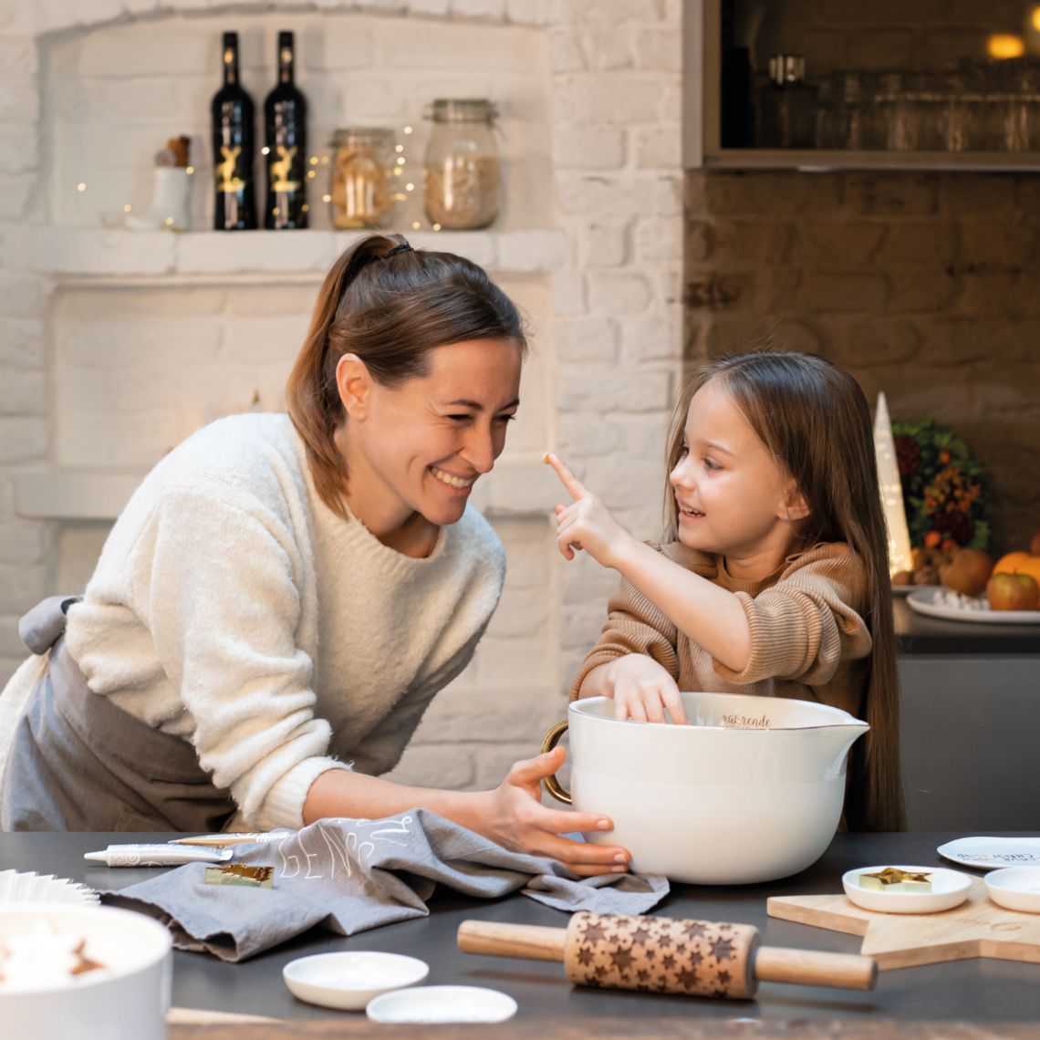 Mutter und Tochter backen mit großer Porzellan Rührschüssel von Räder in der Küche.