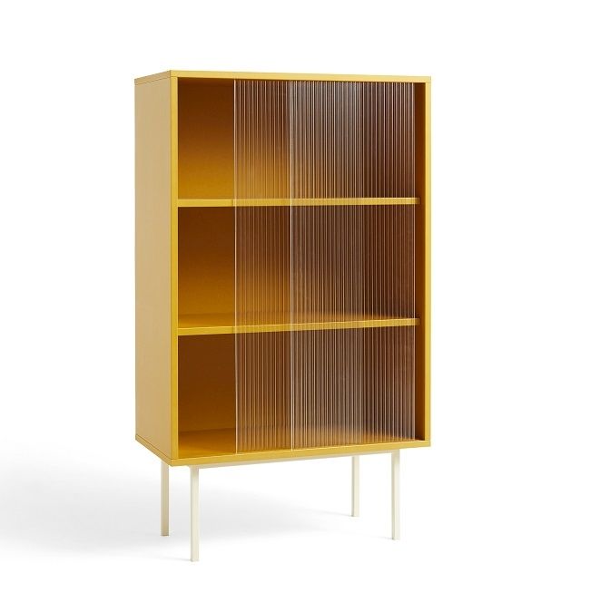 Gelber Hay Schrank mit geriffelten Glasschiebetüren und drei Fächern. Moderner Stauraum für Wohnzimmer und Büro.