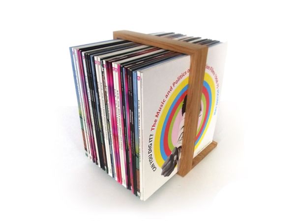 Vinyl b-Seite Plattenregal Eiche das kleine b, gefüllt mit Schallplatten, Nahaufnahme im Studio.