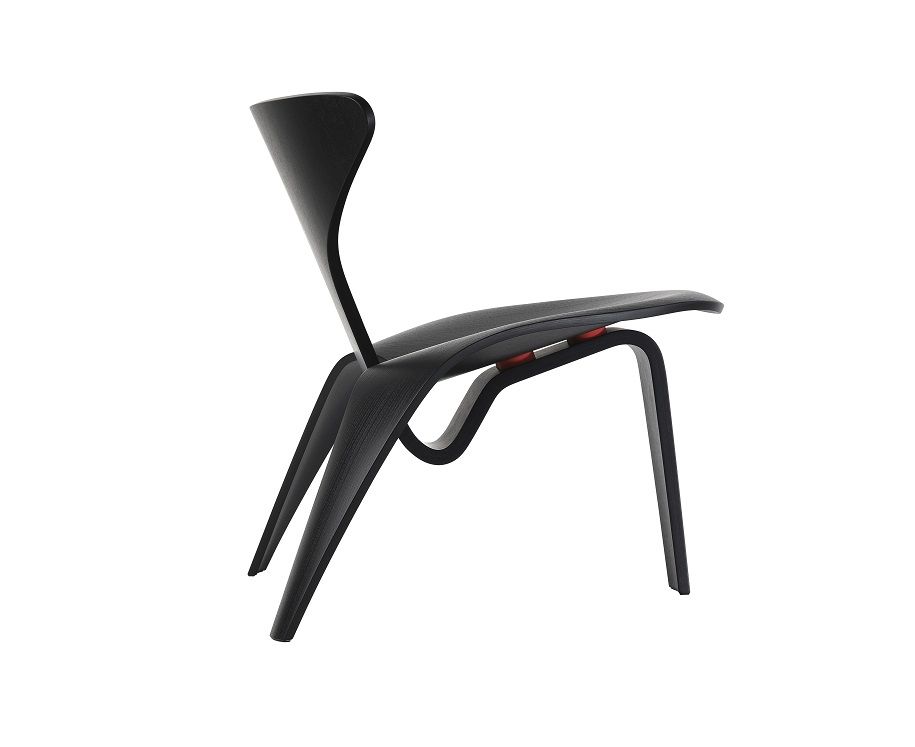 Schwarzer PK0 A™ Chair Stuhl von Fritz Hansen, Design-Klassiker, Seitenansicht auf weißem Hintergrund.