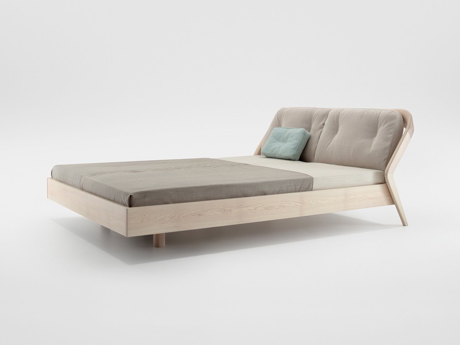 Friday Night Bett: Modernes Massivholzbett mit gepolstertem Kopfteil und hellgrauer Bettwäsche.