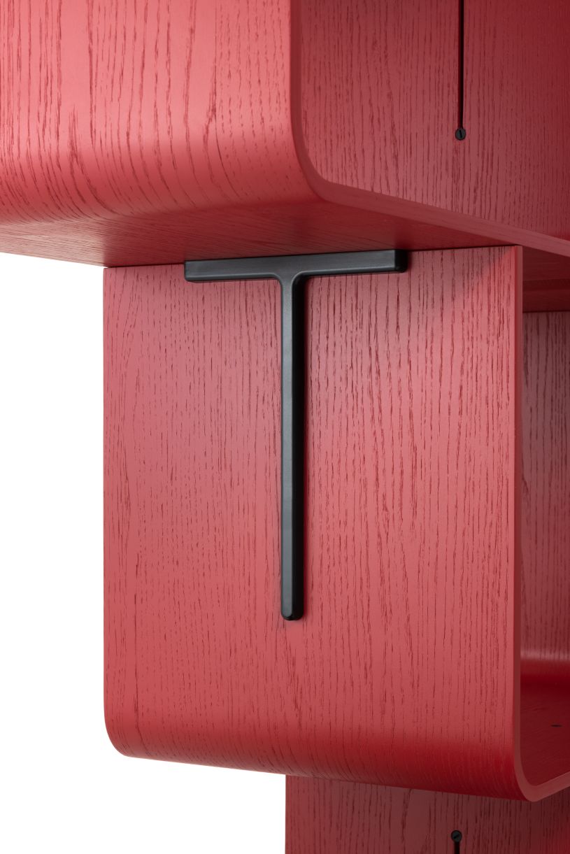 Detailaufnahme: Rotes Elysée Regal mit schwarzer Halterung. Modernes Regalsystem für Wohnraum und Büro.