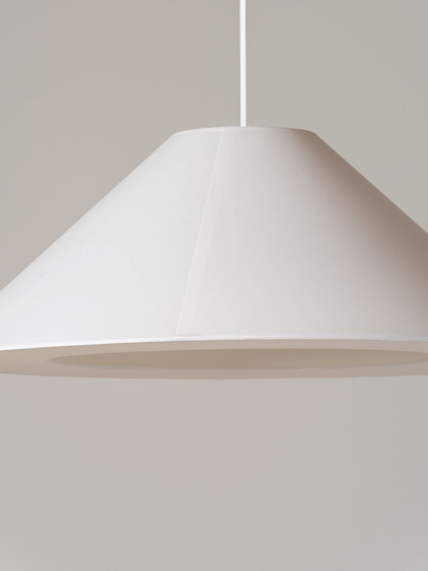 Weiße Sísísí Pendelleuchte von Santa & Cole, konisch, für moderne Raumbeleuchtung.