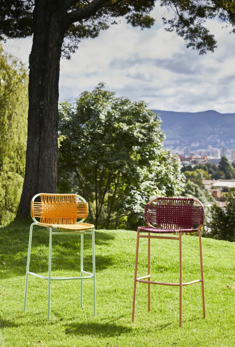 Zwei Cielo Barstools von Ames im Freien: ein gelber und ein roter Barhocker.