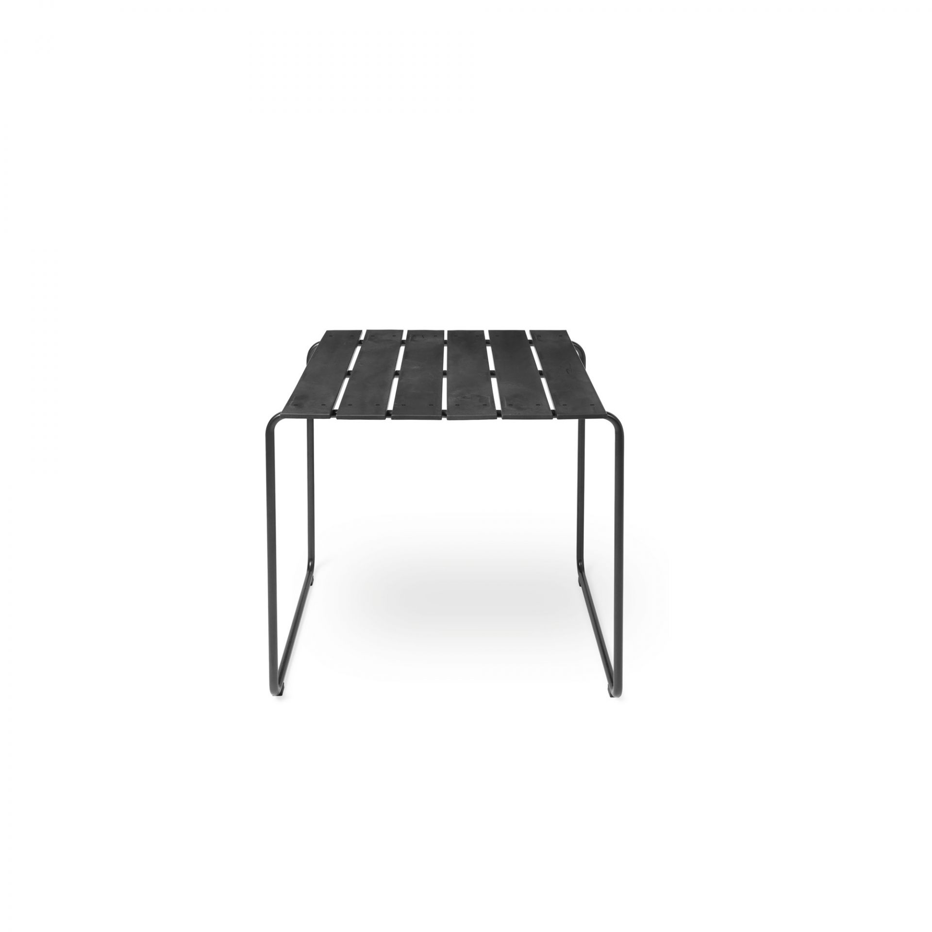 Schwarzer Ocean Table Outdoor Tisch für zwei Personen, minimalistisches Design mit Lattenrost-Tischplatte.