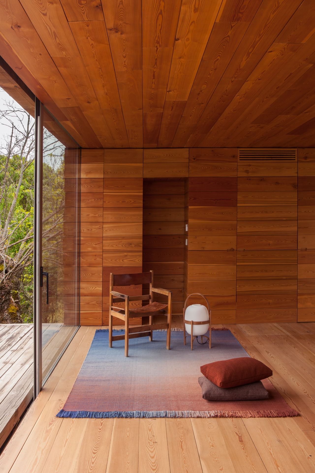 Nanimarquina Shade Teppich 170x240 cm, Palette 1: Farbverlauf von Blau zu Rot, im Innenraum.