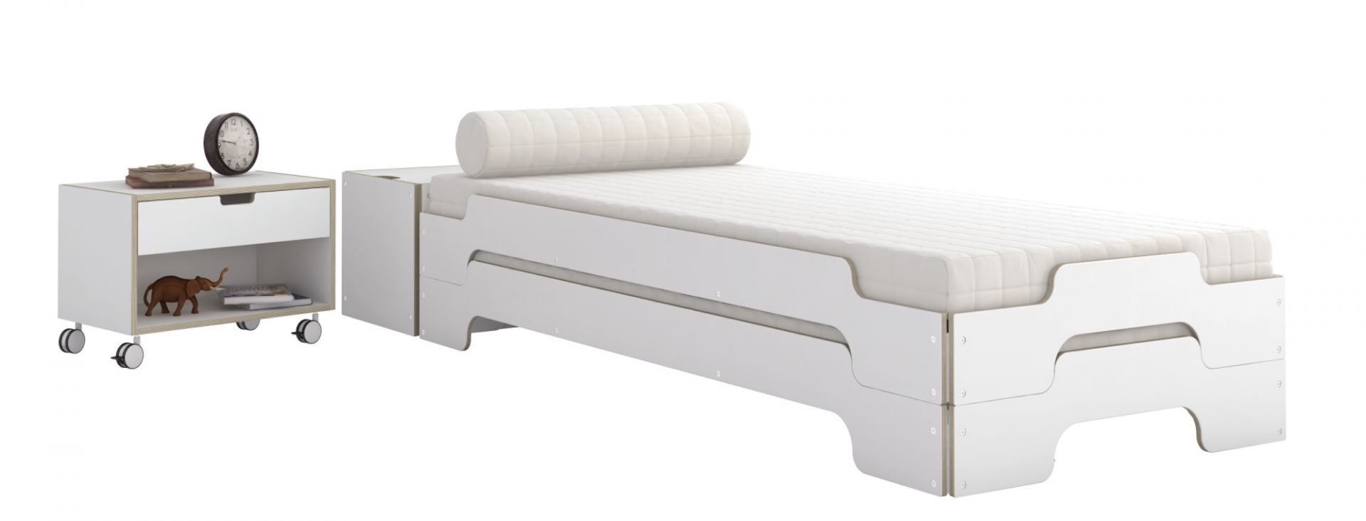 Weißes Stapelliege Bett von Müller Möbelwerkstätten mit passendem Nachttisch auf Rollen.