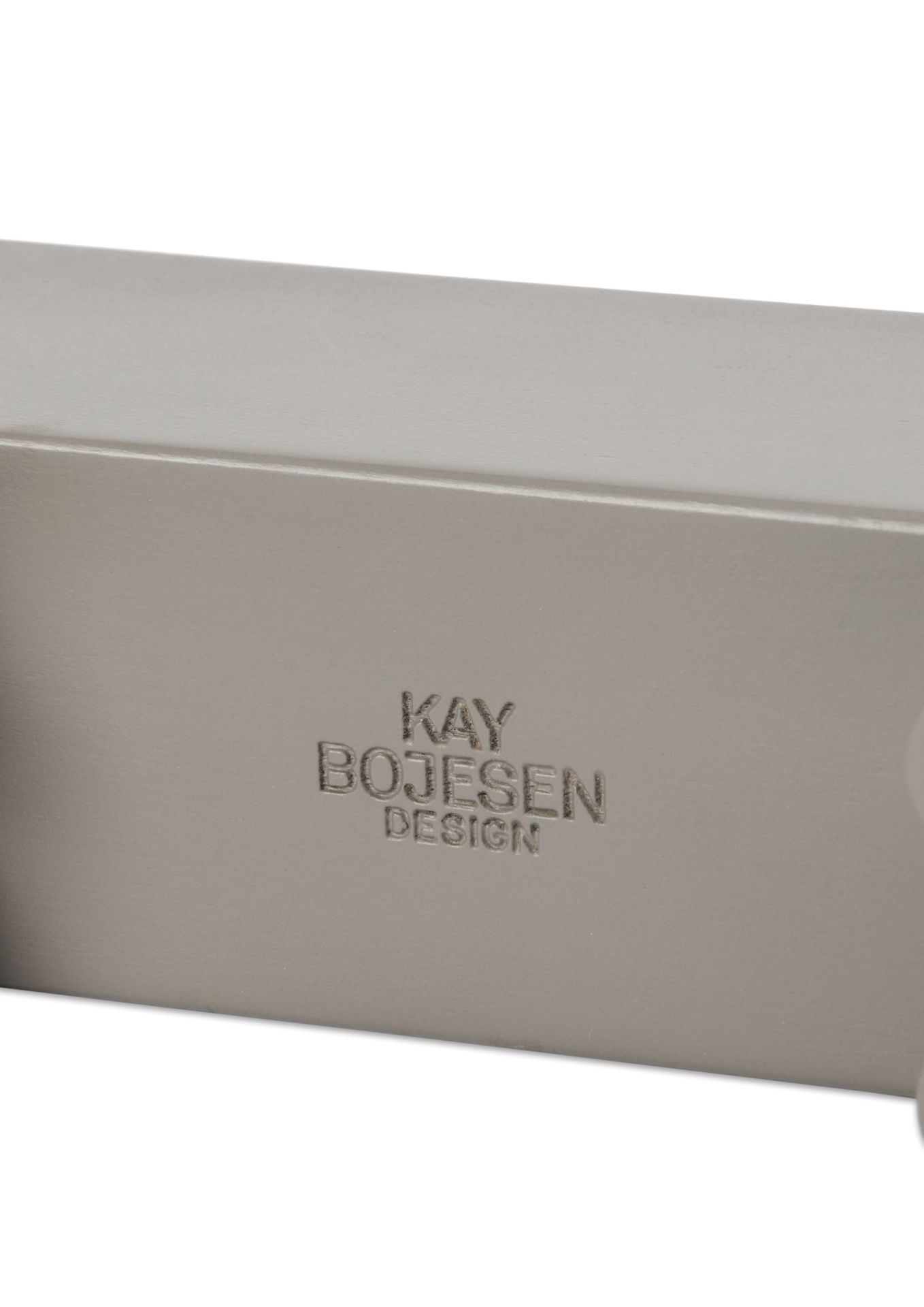 Detailaufnahme des Kay Bojesen Flusspferd Holzfigur, grau, mit eingeprägtem Logo "Kay Bojesen Design".