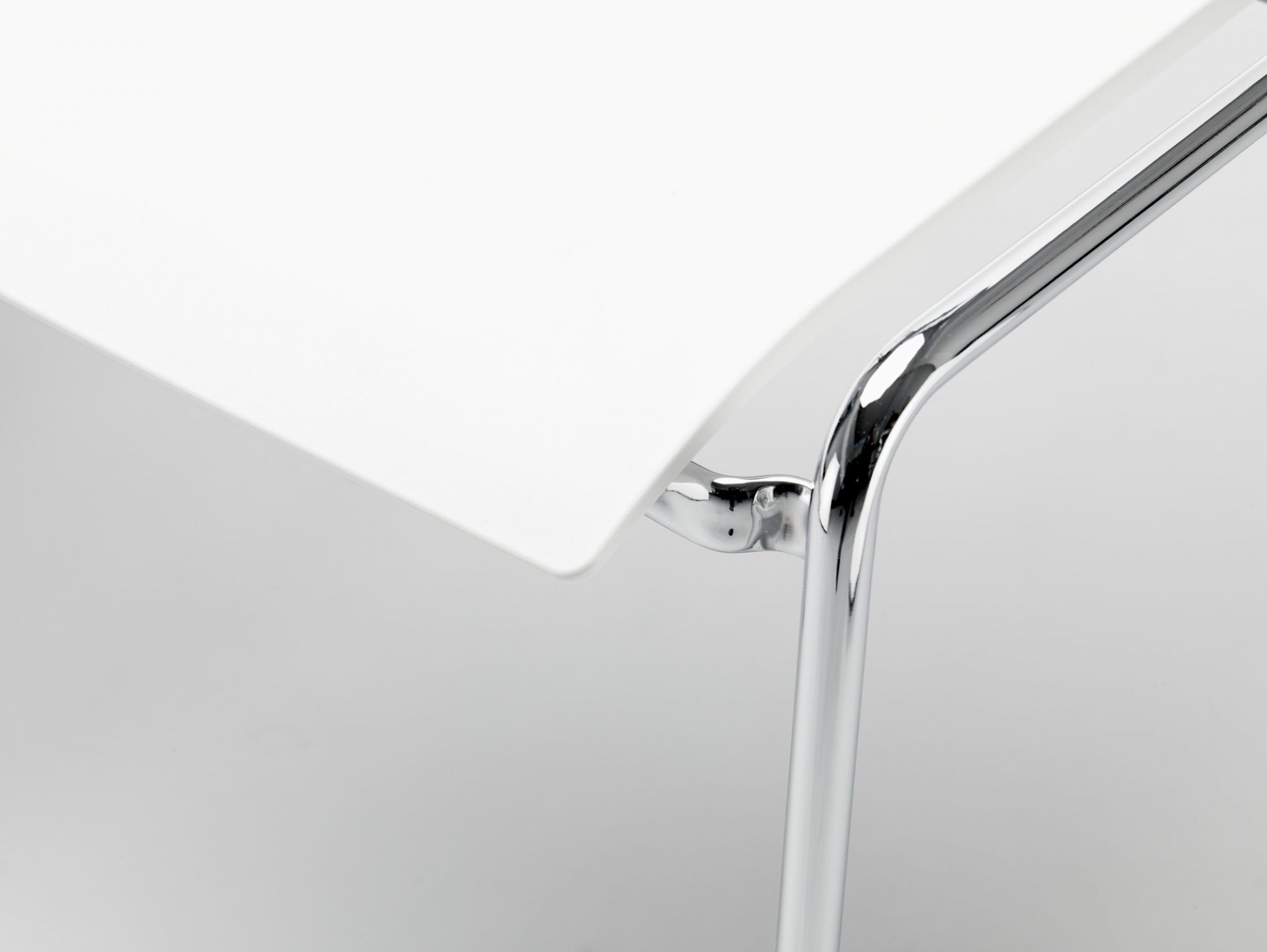 Detailaufnahme vom S 260 Stuhl (Thonet) ohne Armlehne: Weißer Sitz, verchromtes Stahlrohrgestell.