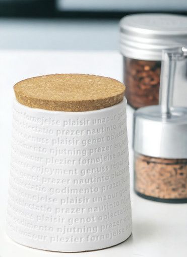 Weiße Raumpoesie Vorratsdose mit Korkdeckel und Genuss-Schriftzug für Küche und Aufbewahrung.