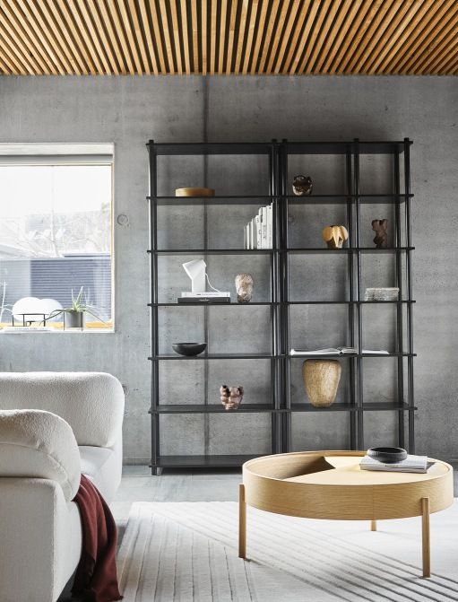 Heller Kyoto Rug Teppich von Woud, 170x240 cm, in modernem Wohnzimmer mit Sofa und Regal.