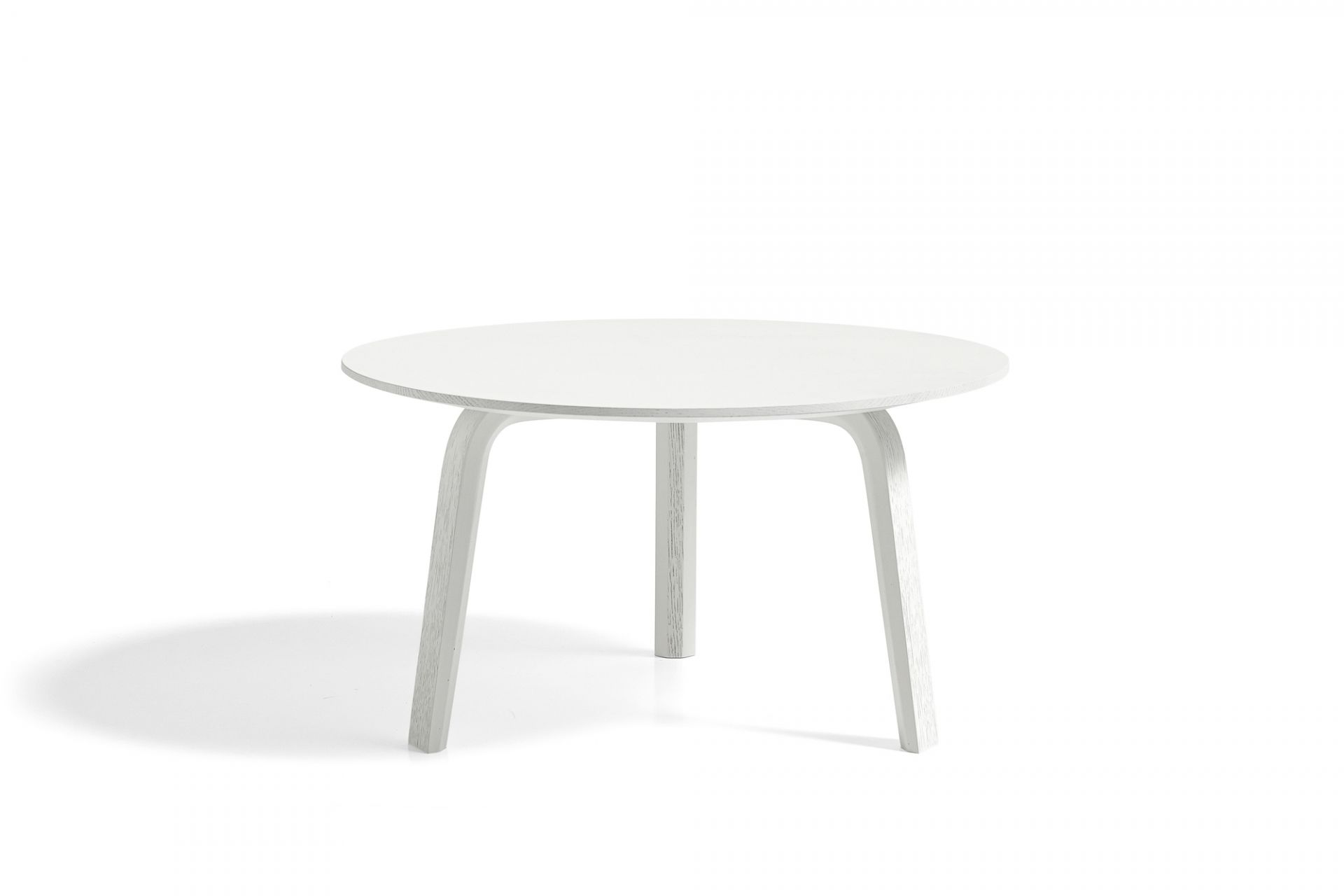 Weißer Bella Coffee Table Beistelltisch von Hay mit runder Tischplatte und drei Beinen.