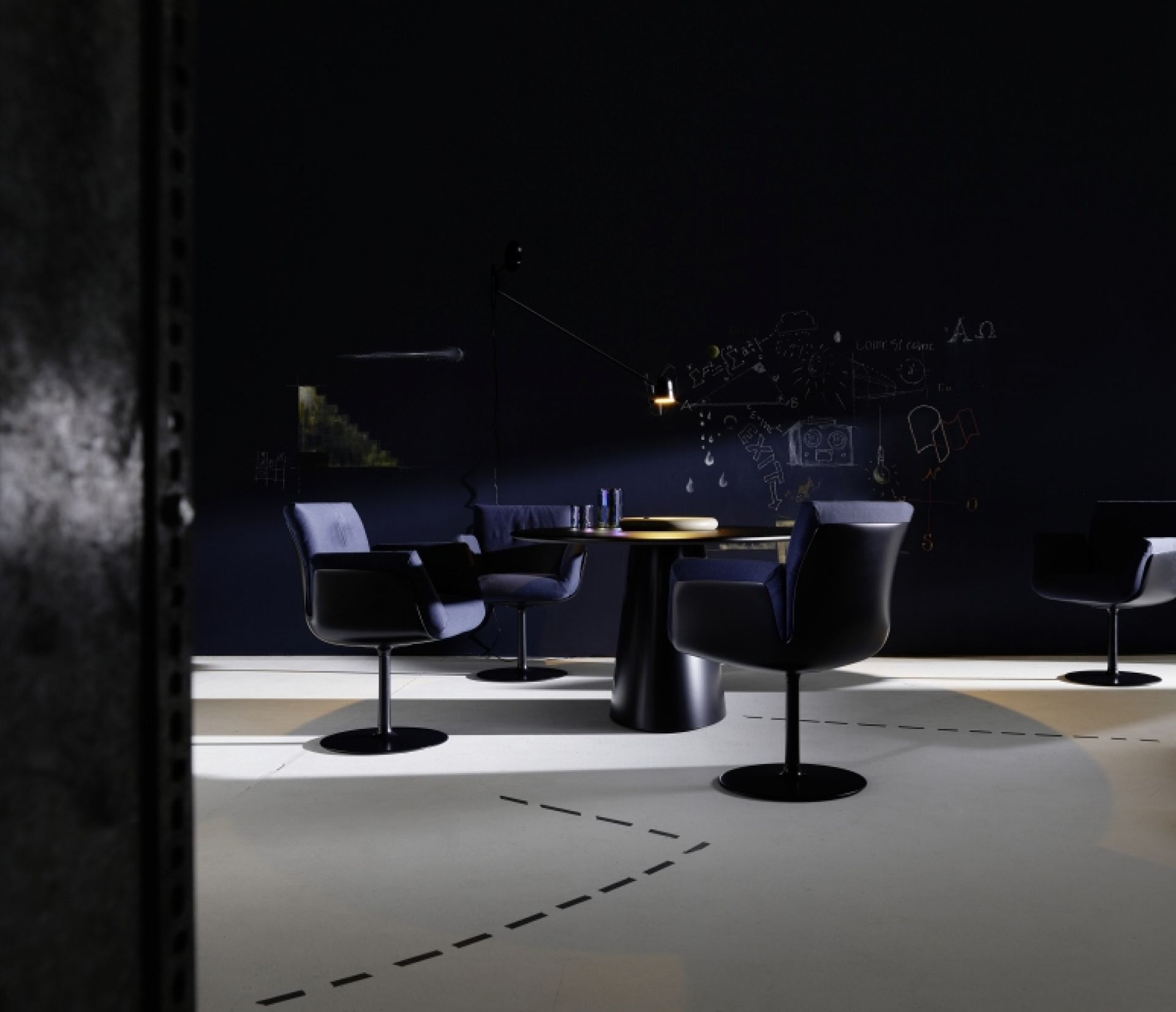 Alvo Armlehnenstuhl mit Tellerfuß von Cor, blaue Polsterung, schwarzer Fuß, modernes Design.