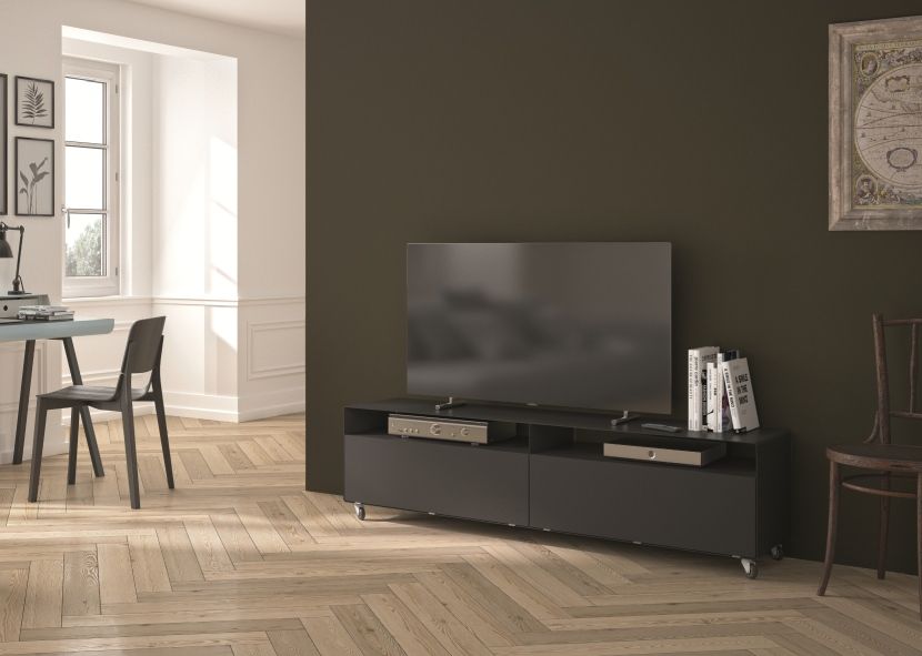 Schwarzes R110 Sideboard von Müller Möbelfabrikation mit TV im Wohnzimmer. Modernes Lowboard mit Rollen.