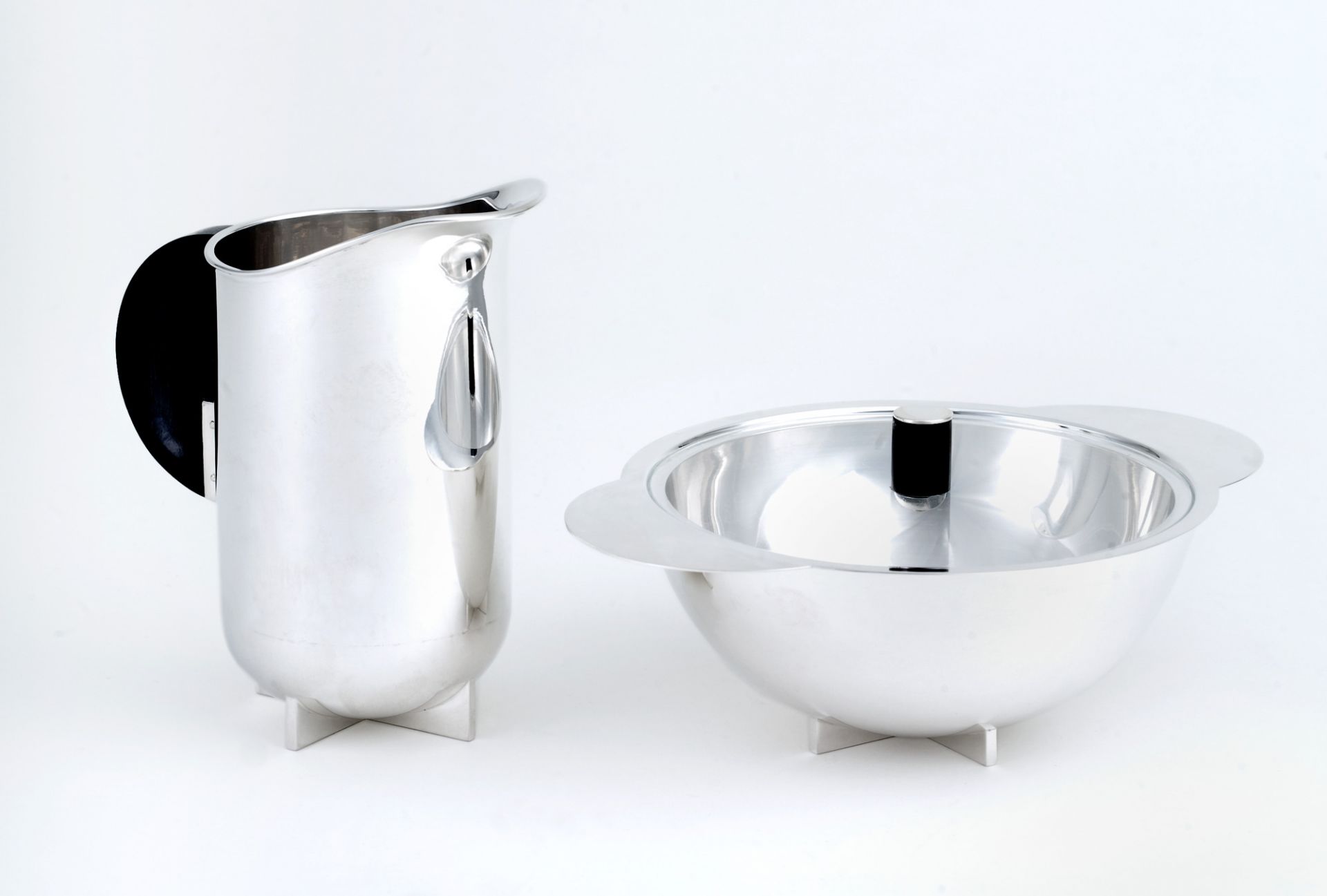 MBRS 24 Bauhaus Zucker- und Rahmservice von Tecnolumen: Edelstahlkännchen und Zuckerdose auf weißem Hintergrund.