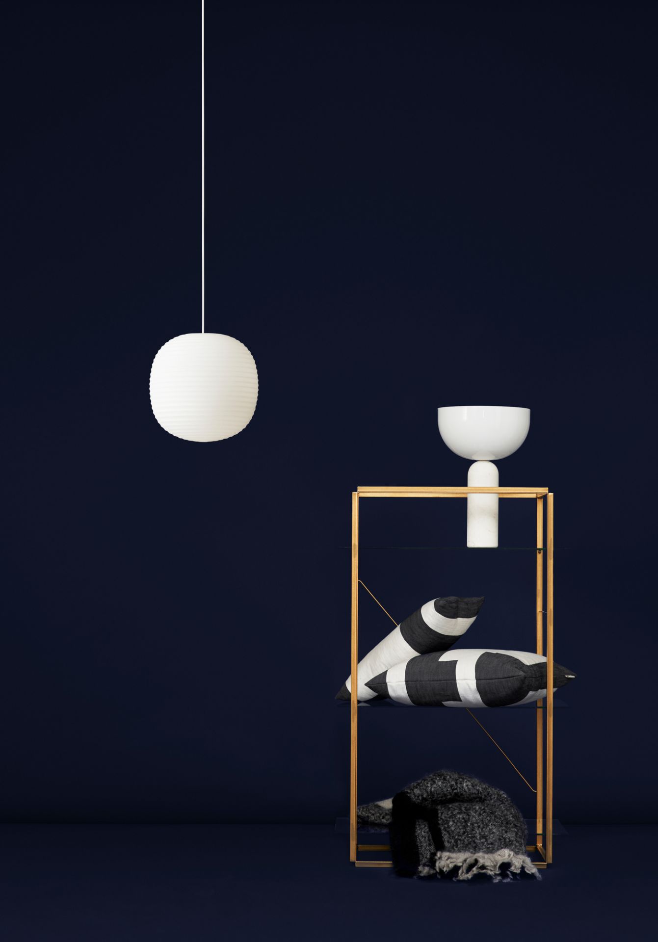 Weiße Lantern Pendelleuchte von New Works (Ø 40 cm) vor dunklem Hintergrund. Design Lampe.