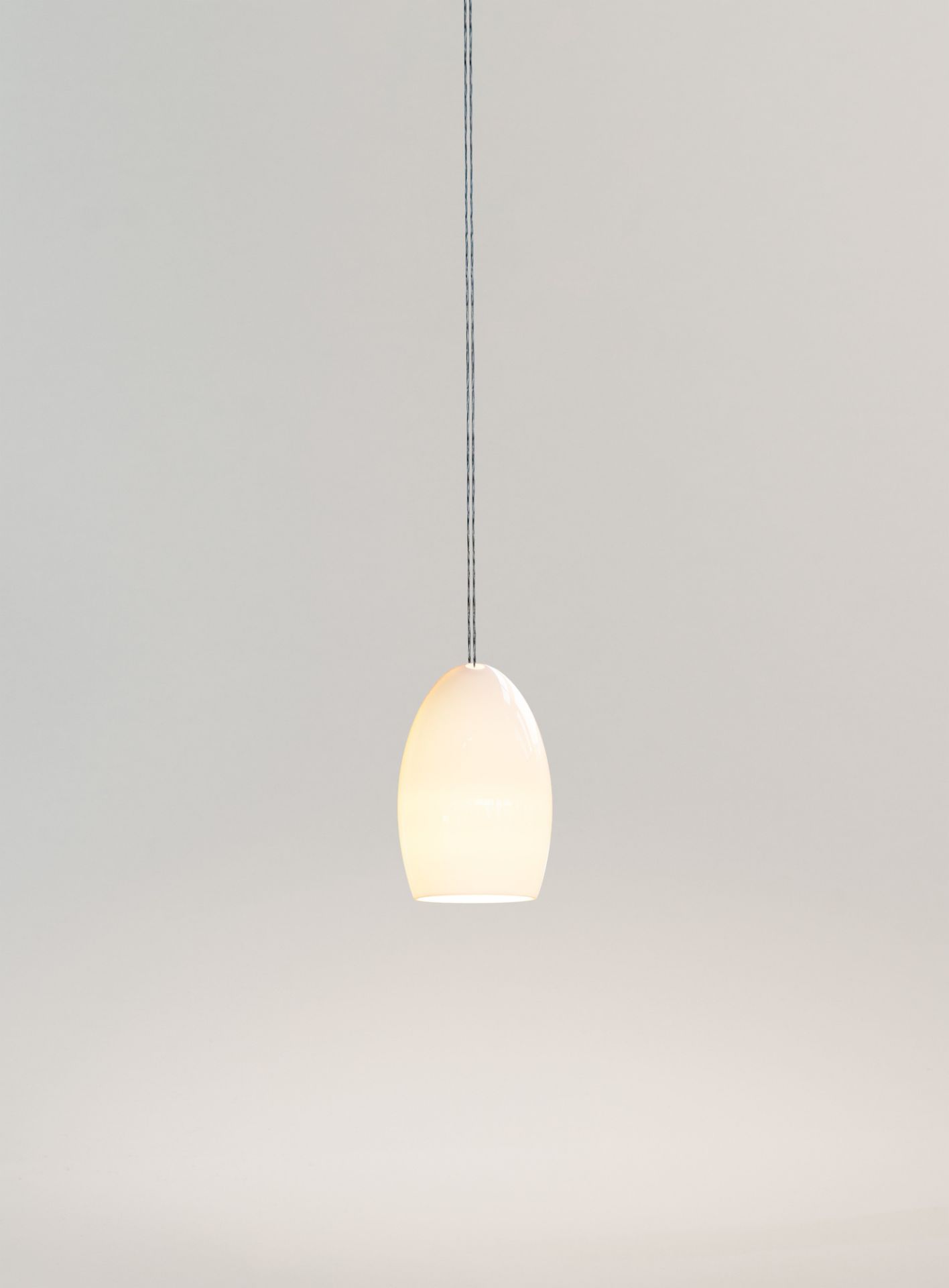 Graue Oh China Pendelleuchte mit sanftem Lichtschein, moderne Hängelampe für Wohnzimmer und Essbereich.