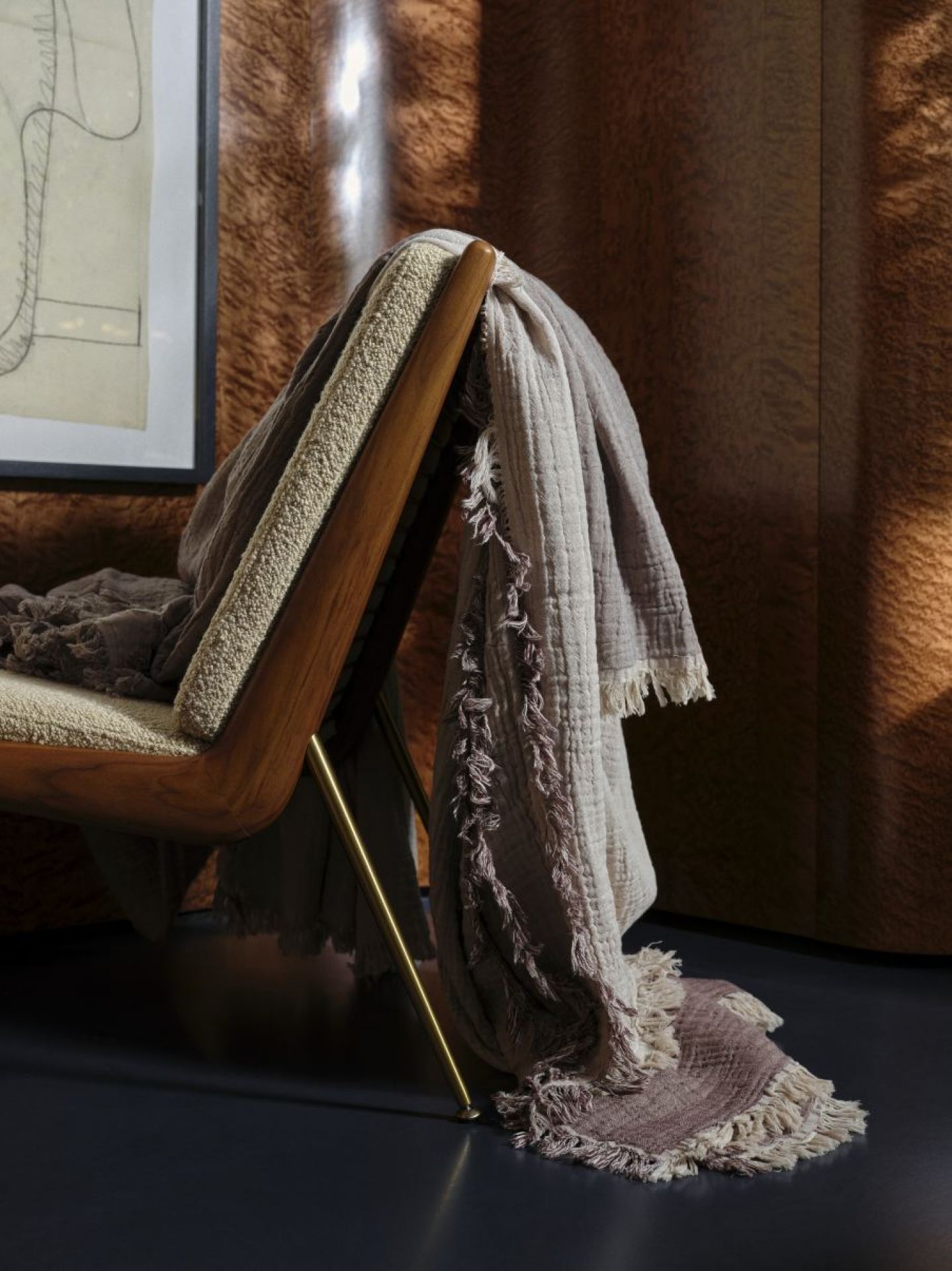 Detailaufnahme: AndTradition Boomerang Sessel mit Decke, Holzrahmen und goldenen Beinen. Lounge Chair Möbel.