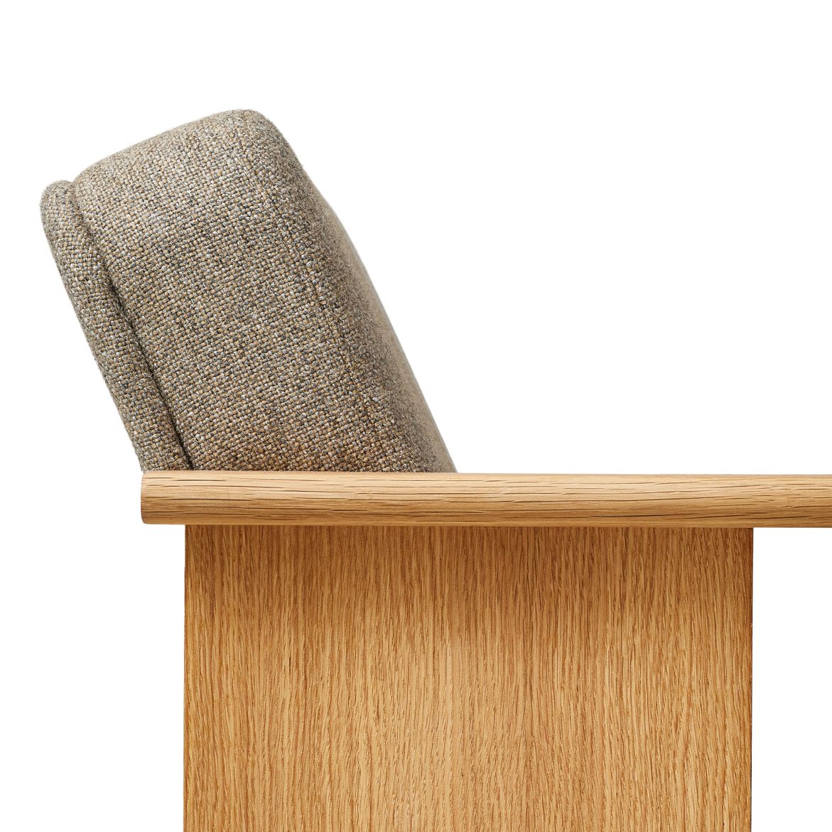 Detailaufnahme: Block Lounge Chair Sessel von Form & Refine mit Hallingdal Bezug und Holzrahmen.