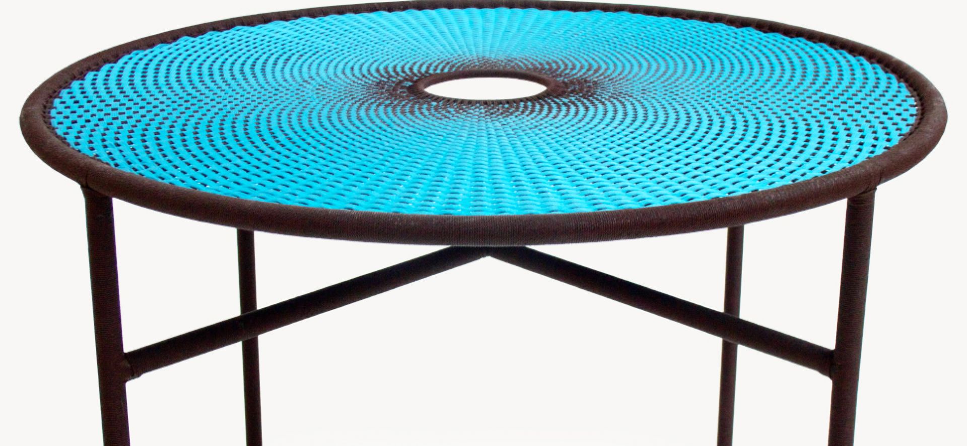 Banjooli Tisch von Moroso, M' Afrique Kollektion, gelb-schwarzer Outdoor-Tisch mit Lochmuster.