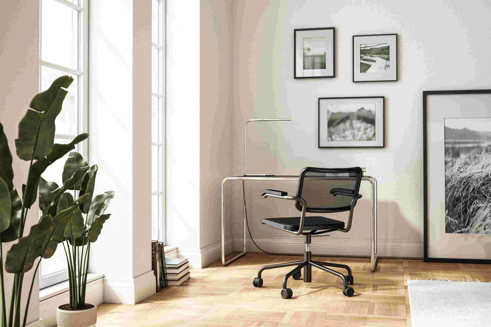 Lum 50 Tischleuchte von Thonet, verchromt, auf einem Schreibtisch im modernen Arbeitszimmer.