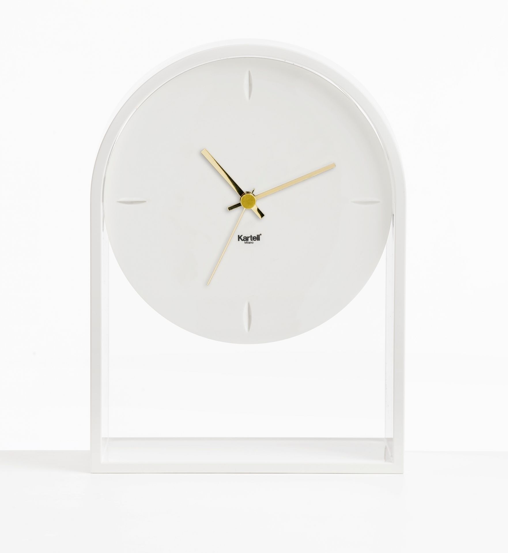 Weiße Kartell Tischuhr "Air du Temps" mit goldenen Zeigern, modernes Design für Wohnzimmer.
