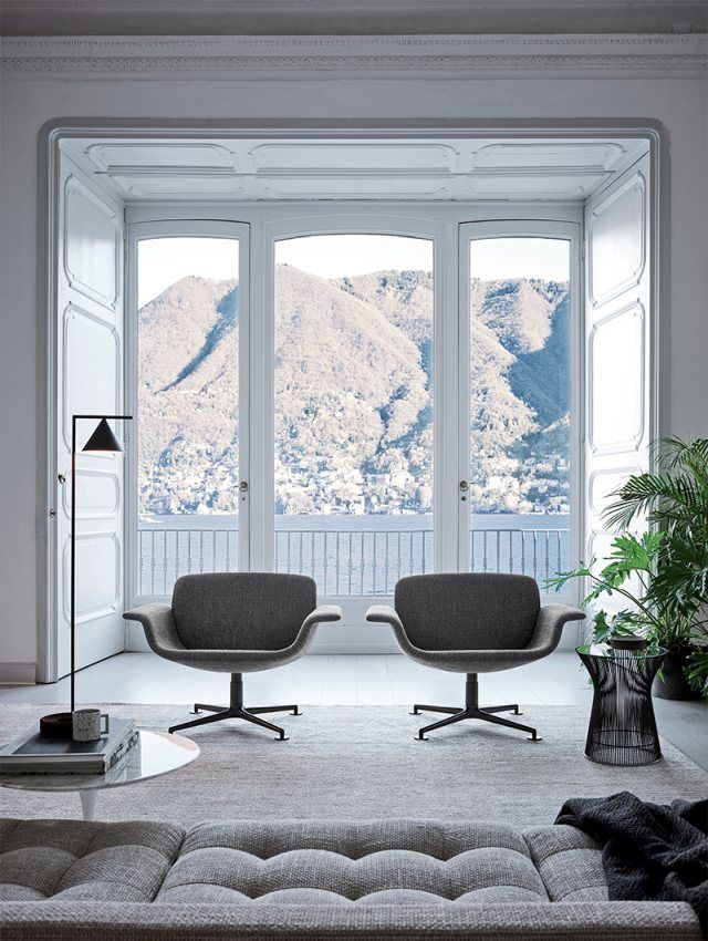 Zwei graue KN01 Lounge Drehsessel von Knoll International in einem hellen Wohnzimmer.