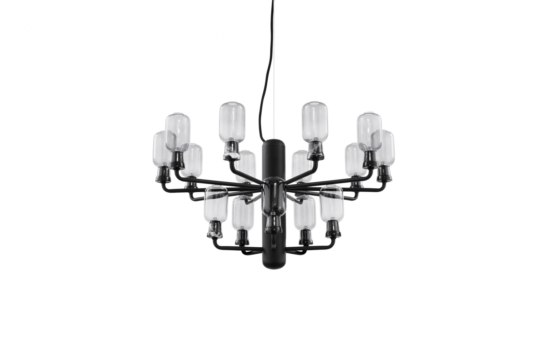Nahaufnahme der Amp Chandelier Pendelleuchte in Rauchglas und schwarzem Metall, moderne Innenbeleuchtung.
