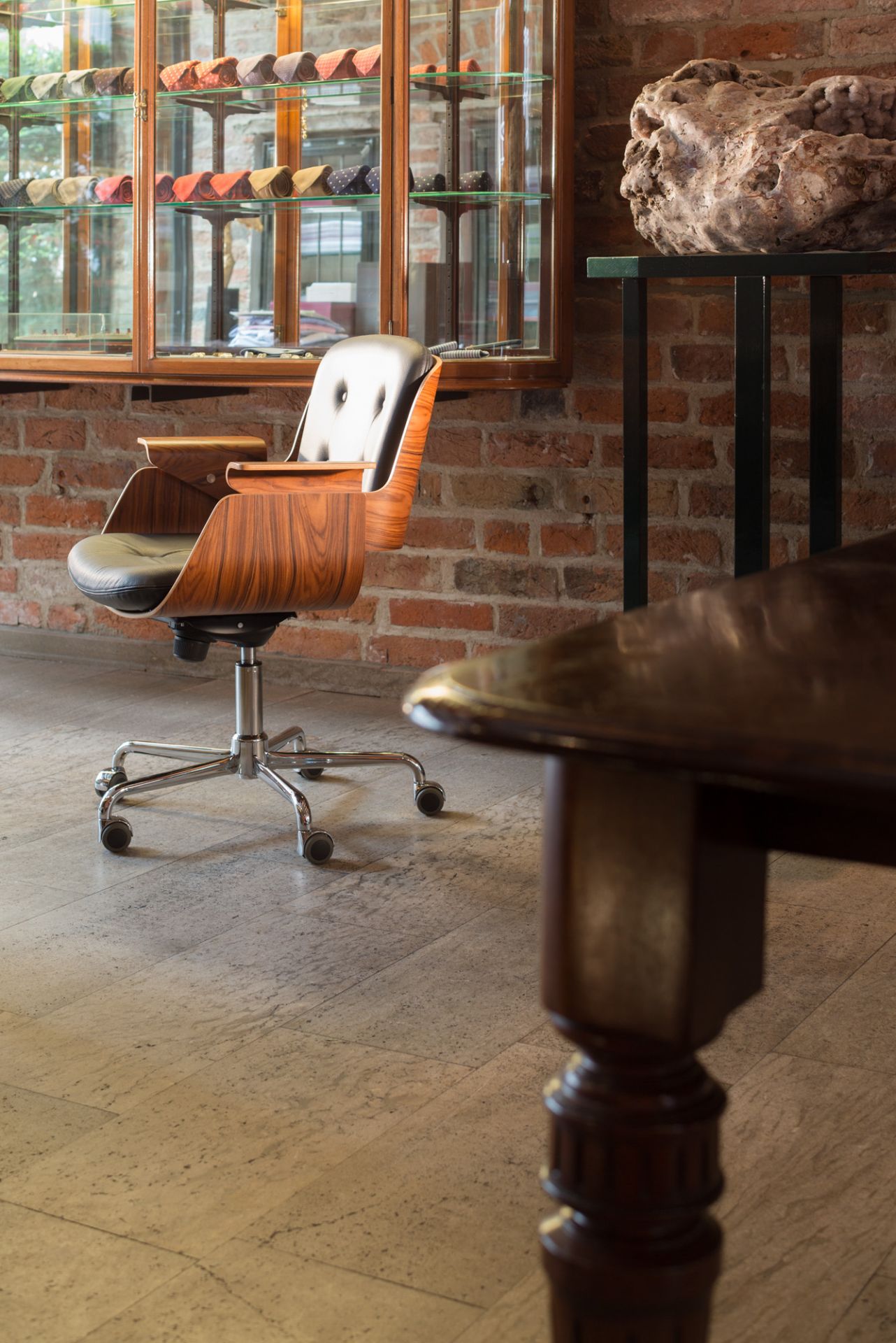 D49 Leder Schreibtischstuhl Tecta mit Holzschale und schwarzem Lederbezug auf Rollen. Bürostuhl Designklassiker.