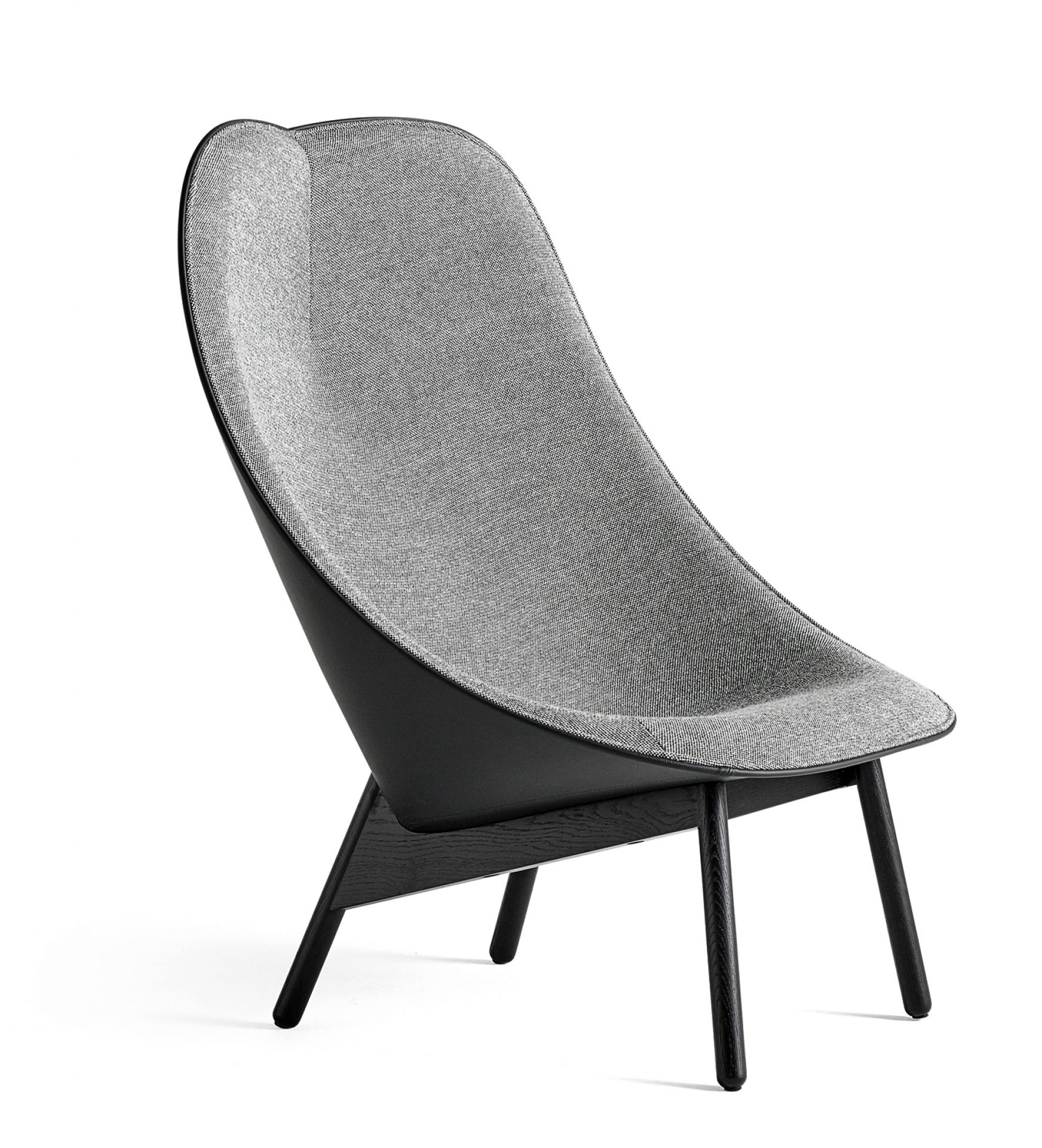 Uchiwa Sessel von Hay mit grauem Stoffbezug und schwarzem Holzgestell, moderner Loungesessel.