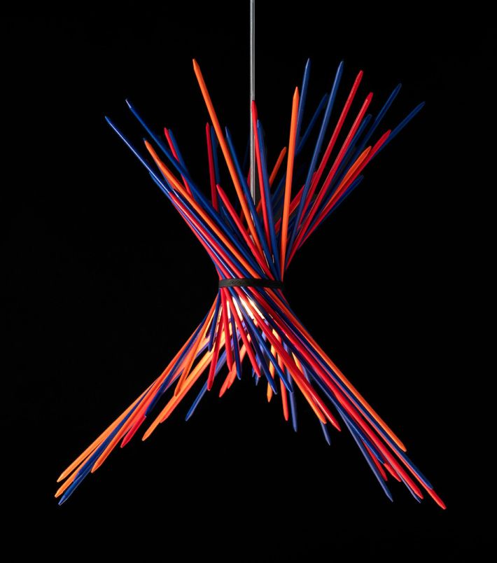 Pic-A-Stic Pendelleuchte von Ingo Maurer, moderne Hängelampe mit bunten Stäben in Rot, Blau und Orange.