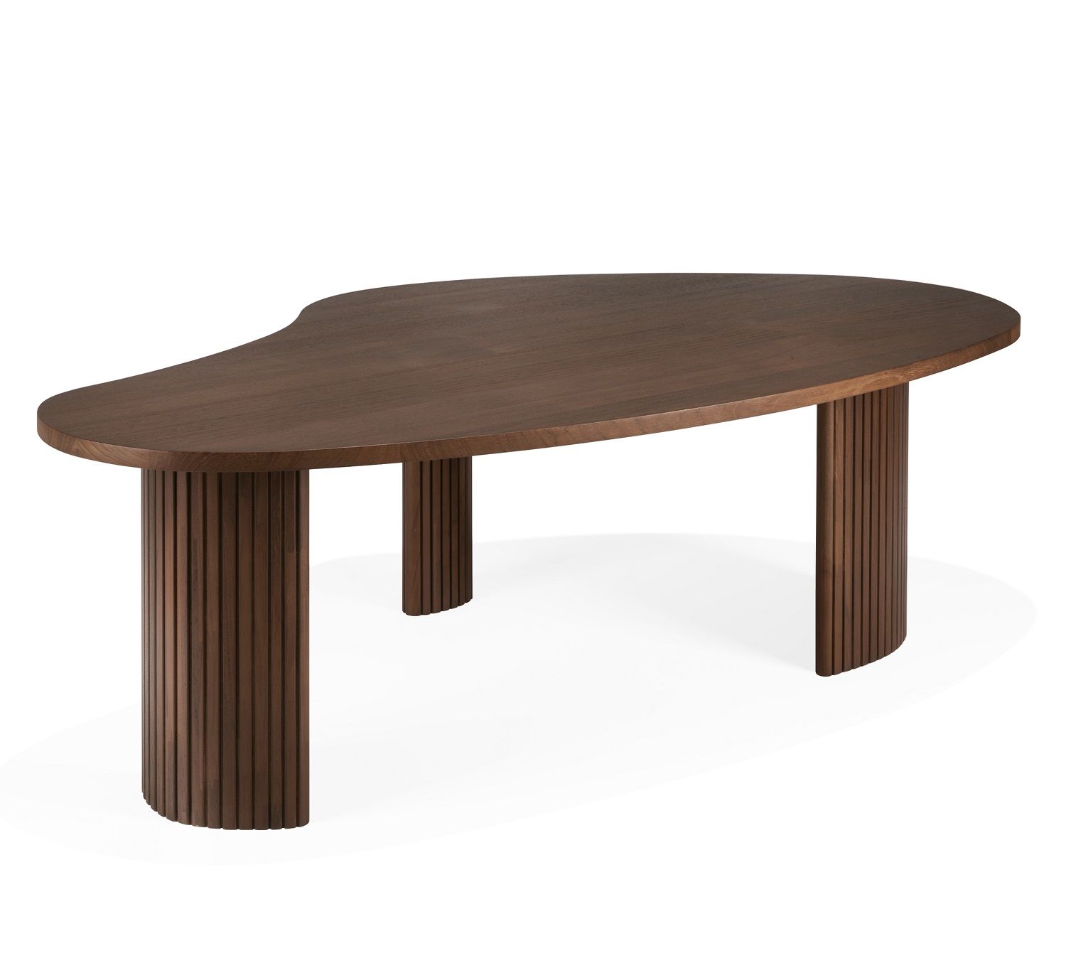 Boomerang Couchtisch in Kieselform von Ethnicraft: Moderner Wohnzimmertisch aus dunklem Holz mit geriffelten Beinen.